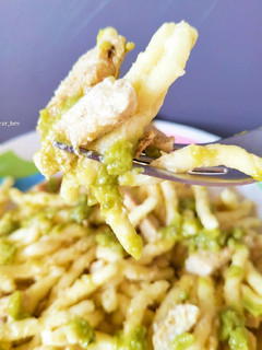 Una foto de Trofie con lomo al curry madrás y guacamole