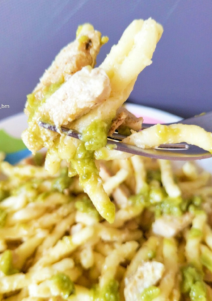 Una foto de Trofie con lomo al curry madrás y guacamole