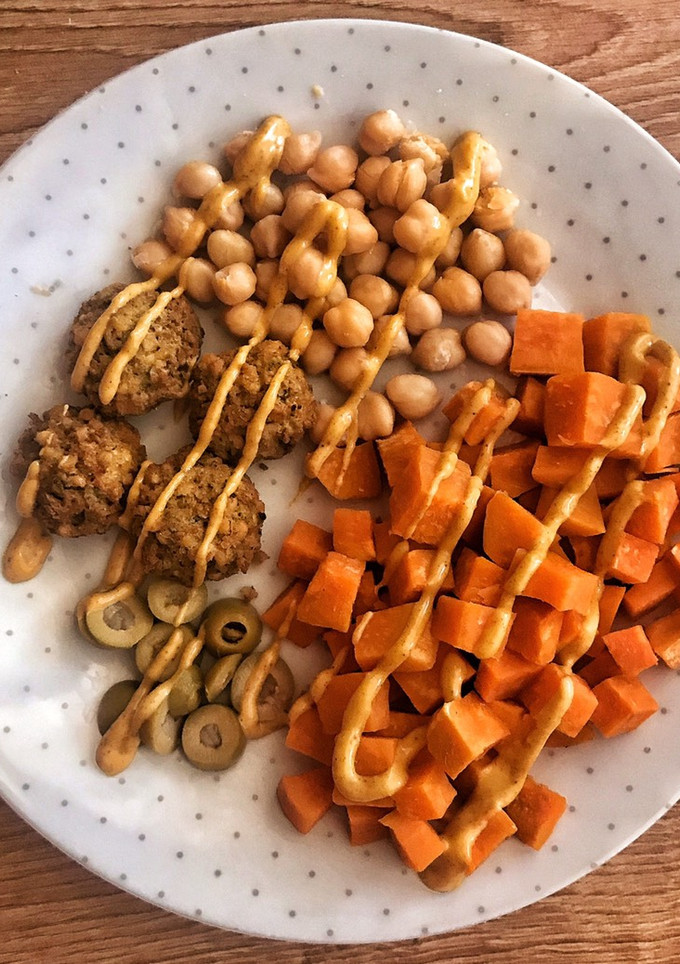 Una foto de Boniato con falafel 🧆🍠
