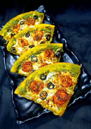 प्रॉन्स पेस्टो पिझ्झा (prawns pesto pizza recipe in marathi) रेसिपी चे मुख्य फोटो 