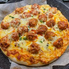 A picture of Domino’s Meatball Pizza:.