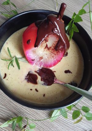 Une photo de Poire pochée betterave chocolat noir 🍐🍫