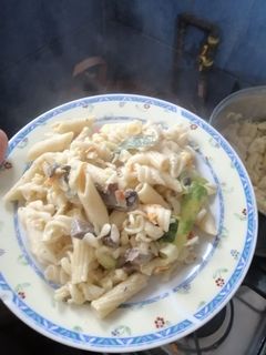 Una foto de Pastas mixtas con salsa de champiñones y verduras