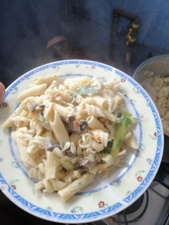 Una foto de Pastas mixtas con salsa de champiñones y verduras