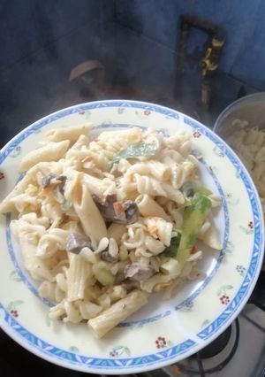 Una foto de Pastas mixtas con salsa de champiñones y verduras