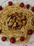 Linguines de naranja salteados con trufa, mejillones con nata y mini kumatos asados