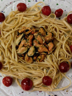 Una foto de Linguines de naranja salteados con trufa, mejillones con nata y mini kumatos asados