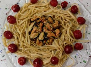 Una foto de Linguines de naranja salteados con trufa, mejillones con nata y mini kumatos asados