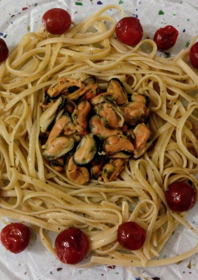 Una foto de Linguines de naranja salteados con trufa, mejillones con nata y mini kumatos asados
