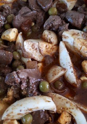 Tojáspörkölt májjal és zöldborsóval recept fotója
