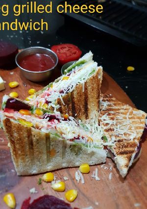 વેજ ગ્રીલ ચીઝ સેન્ડવીચ(veg grilled cheese sandwich recipe in gujarati) રેસીપી મુખ્ય ફોટો