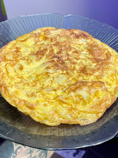 Una foto de Tortilla de patatas con cebolla