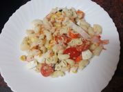Una foto de pasta con surimi