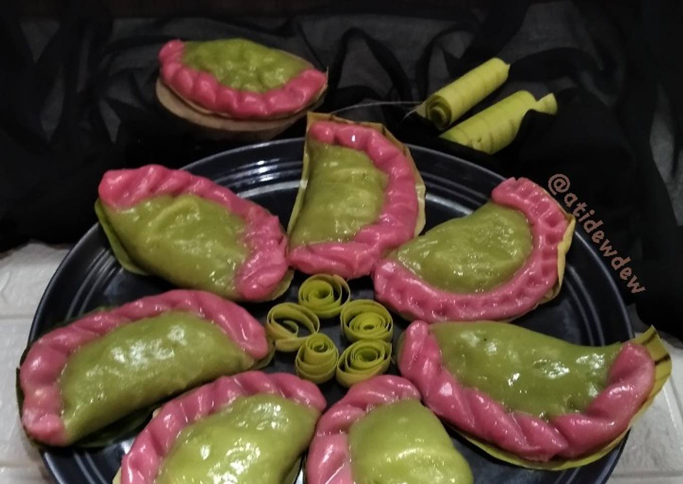 *Kue Ku Pastel isi Unti Kelapa Gula Batu dengan Pewarna Alami*