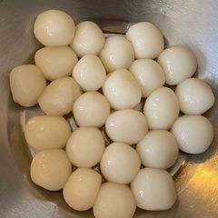 A picture of Glutinous rice balls (sticky rice balls).