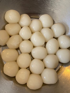 A picture of Glutinous rice balls (sticky rice balls).