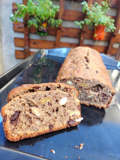 Una foto de Budín de banana y chocolate para hacer ahora a la tarde!!🍌🍫