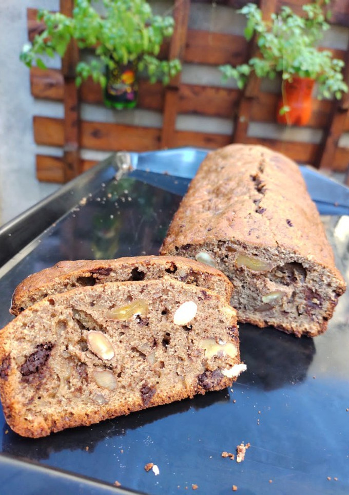 Una foto de Budín de banana y chocolate para hacer ahora a la tarde!!🍌🍫