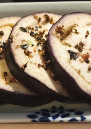 Une photo de Aubergine vapeur furikake