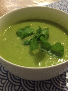 Una foto de Sopa de apio, puerros y guisantes