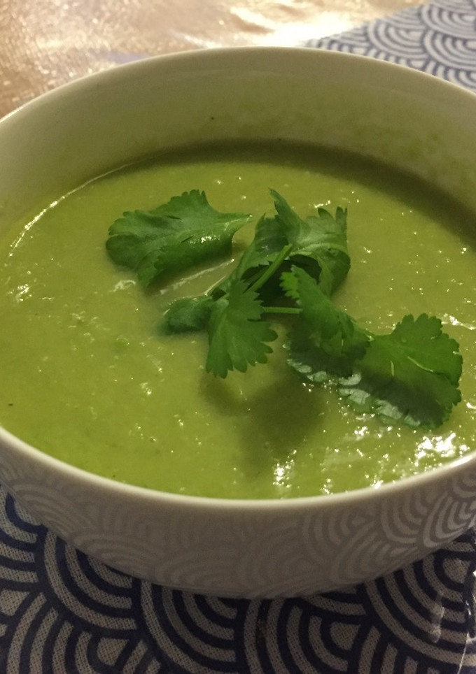 Una foto de Sopa de apio, puerros y guisantes