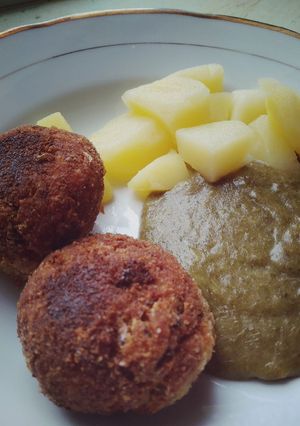 Sóskafőzelék, főtt krumpli, krumplifasírt recept fotója