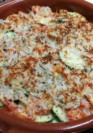 Una foto de Pastel de calabacín, tomate y atún