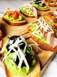 Hình của món Bruschetta Đầy Đủ Các Loại Topping.