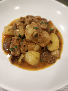 Una foto de Costillas adobadas con setas y patatas