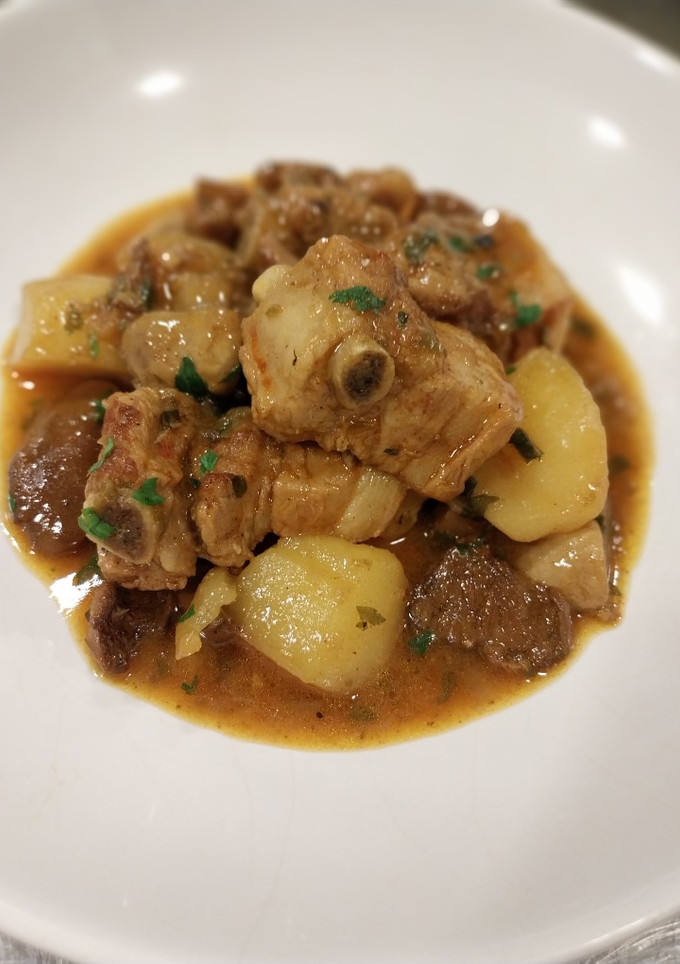 Una foto de Costillas adobadas con setas y patatas