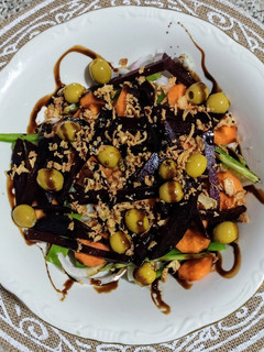 Una foto de Ensalada de tomate pera, zanahoria y remolacha