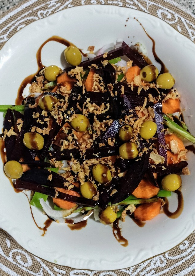 Una foto de Ensalada de tomate pera, zanahoria y remolacha
