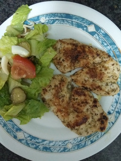 Una foto de Pavo finas hierbas con ensalada dulce