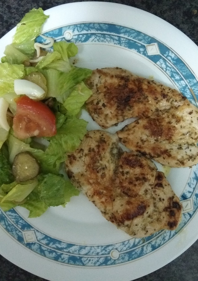 Una foto de Pavo finas hierbas con ensalada dulce