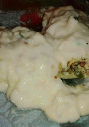 Una foto de Canelones con Salsa Blanca 💮