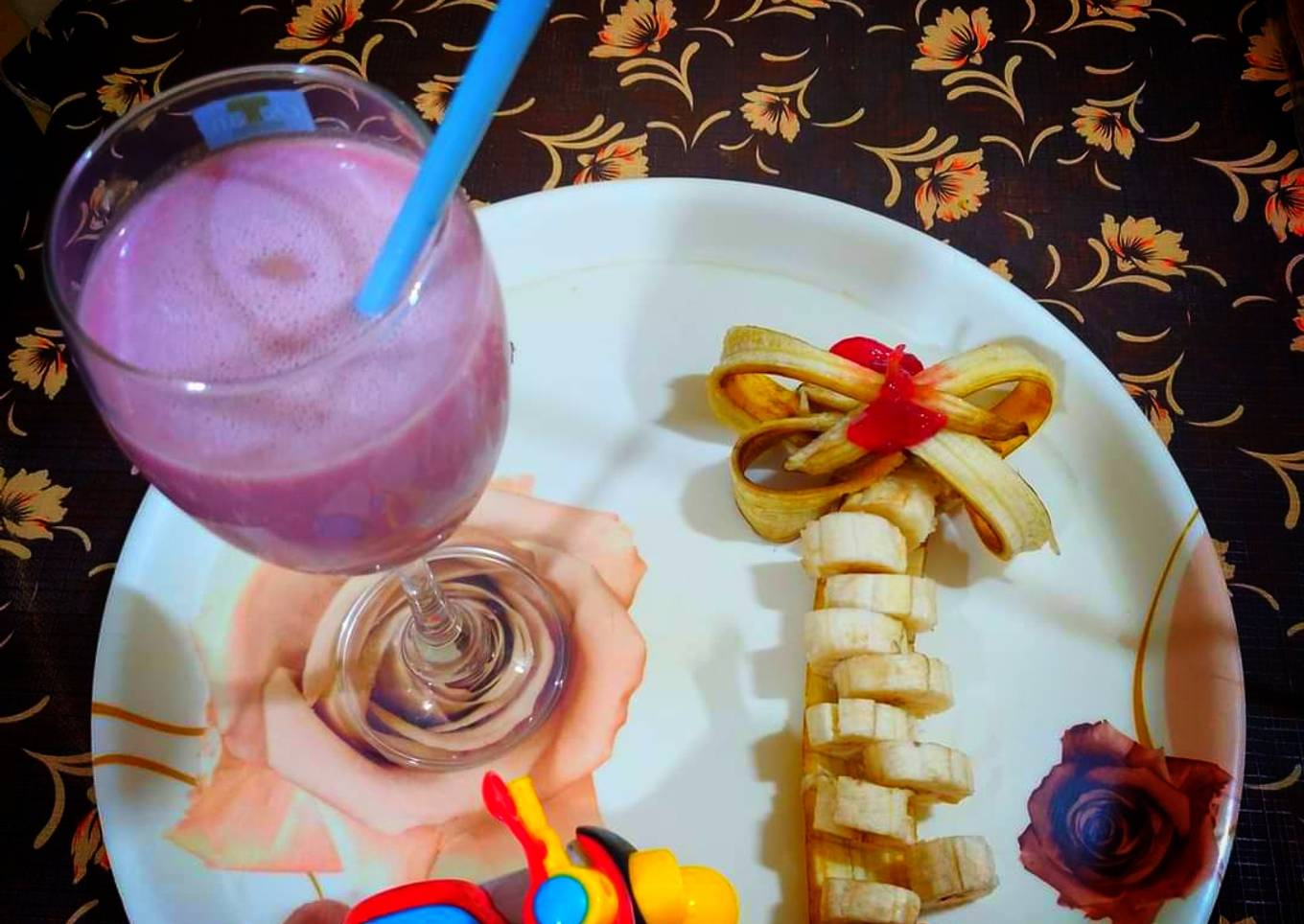 Banana and mixed fruit jam milkshake
