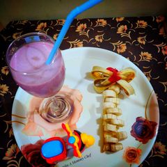 A picture of Banana and mixed fruit jam milkshake.