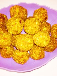 गोंद  के लड्डू (Gond ke ladoo recipe in hindi) रेसिपी मुख्य फोटो