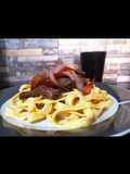 Fetuccini a la huancaína con lomo al jugo