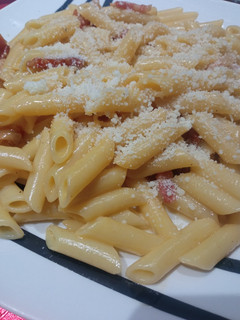 Una foto de Macarrones a la auténtica carbonara