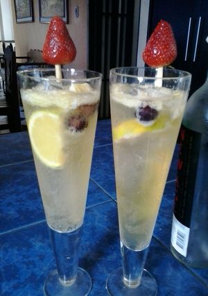 Una foto de Sangria de vino blanco repotenciada