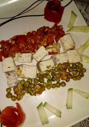 A picture of Tricolor cheesy salad.