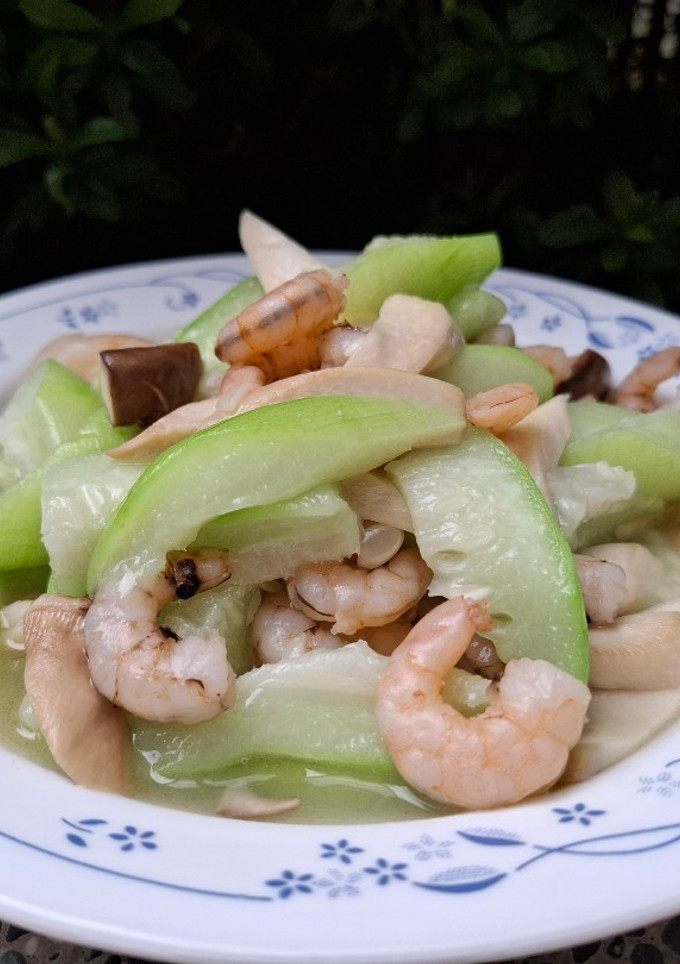 中秋烤肉私房菜-絲瓜炒杏鮑菇蝦蝦 的食譜成品照片