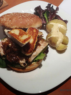 Una foto de Hamburguesa gourmet con queso brie
