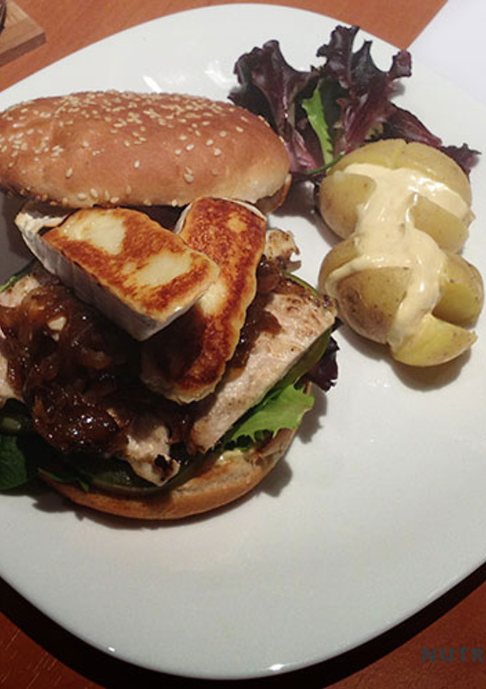 Una foto de Hamburguesa gourmet con queso brie