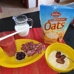 A picture of Grapes,blueberrydrink,withporridge#15minsorless cooking.