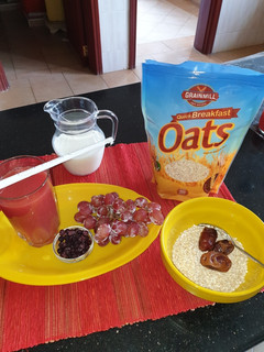 A picture of Grapes,blueberrydrink,withporridge#15minsorless cooking.