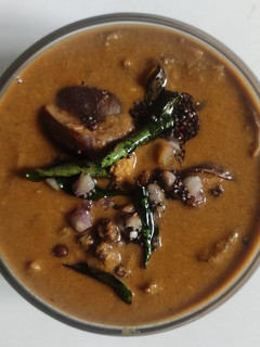 கொண்டைக்கடலை எண்ணை கத்தரிக்காய் குழம்பு(channa brinjal curry recipe in tamil) செய்முறை முக்கிய புகைப்படம்