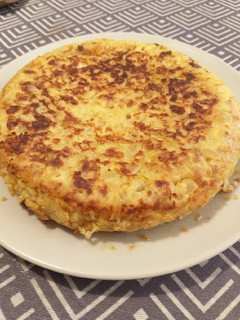 Una foto de Tortilla de patatas y cebolla 😋