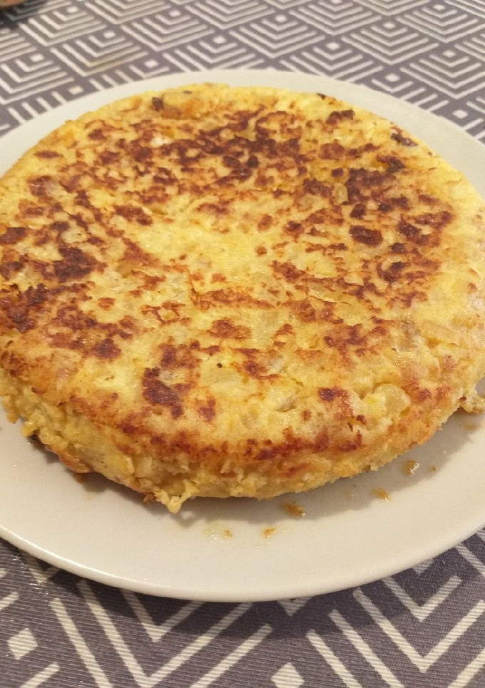 Una foto de Tortilla de patatas y cebolla 😋
